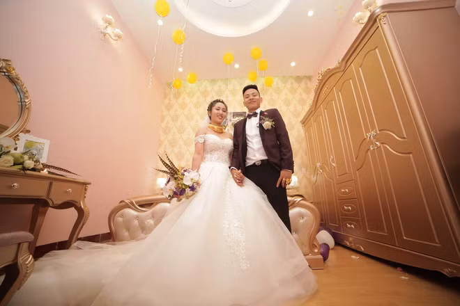 Trong những bức ảnh mà dân mạng truyền tay nhau, không chỉ cô dâu mà cả chú rể cũng đeo rất nhiều nhẫn, trang sức vàng trên người. Đây được cho là những món quà mà ông bà, bố mẹ, người thân họ hàng đôi bên dành tặng cho đôi uyên ương này. Nhìn nụ cười hạnh phúc của cô dâu, chú rể và sự "lung linh", sang trọng của căn phòng cưới... nhiều bạn trẻ thẳng thắn thể hiện cảm giác ghen tị cùng ước muốn được giống như hai nhân vật chính trong đám cưới này.