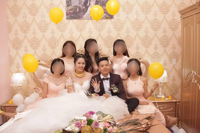 Rất đông dân mạng đã ngỏ ý đùa vui được "đeo hộ" cô dâu số kiềng vàng, trang sức trên người bởi dường như cô đã phải khá vất vả để đeo chúng. Vô tình trở thành người "nổi tiếng" chỉ nhờ một bức ảnh chụp trong đám cưới, hai nhân vật chính của đám cưới được rất nhiều dân mạng tìm kiếm thông tin. Và theo tìm hiểu, những bức ảnh được dân mạng thi nhau chia sẻ trong vài ngày nay được chụp trong đám cưới của anh Anh Sơn, sinh năm 1991 và chị Phương Hằng, sinh năm 1993 ở Hà Nội.