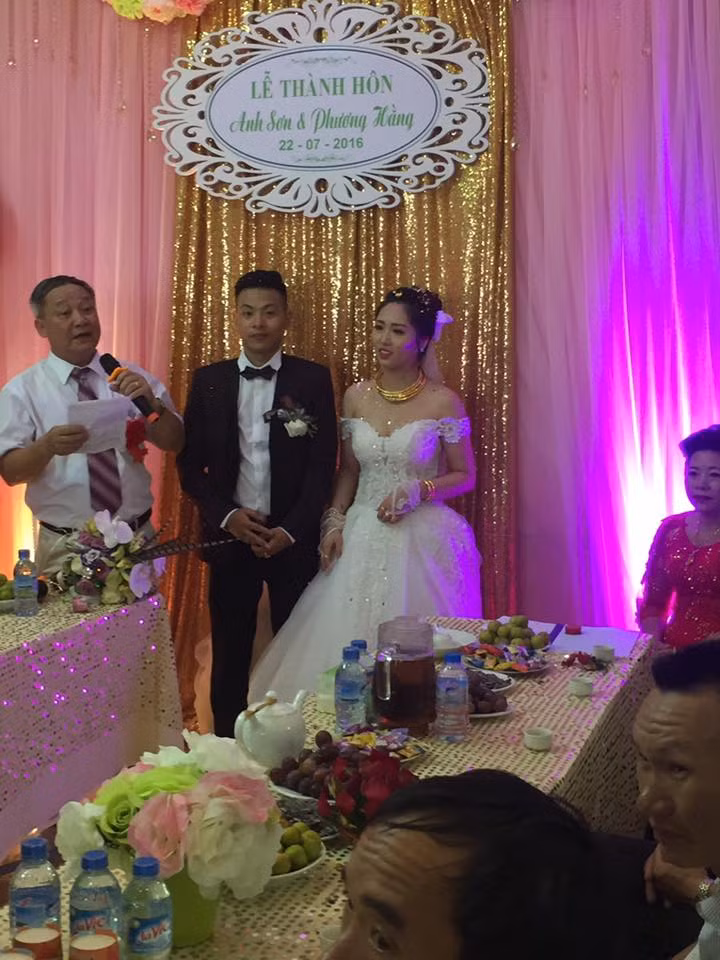 Cô dâu Hà thành cho biết đã cảm thấy rất bất ngờ khi buổi sáng sau khi tỉnh giấc phát hiện mình được tag và rất nhiều đường link chia sẻ từ các trang tin, fanpage nổi tiếng. Tuy nhiên về chuyện đeo vàng, cô dâu xinh đẹp cho biết không hề có chuyện cô phải "trĩu cổ" như mọi người mô tả. Việc người thân tặng kiềng vàng, trang sức vàng cho cô dâu, chú rể đã là một truyền thống khá lâu đời trong các đám cưới ở Việt Nam và đám cưới của Anh Sơn và Phương Hằng gây bất ngờ chỉ vì số lượng kiềng vàng có hơi nhiều hơn so với thông thường một chút.