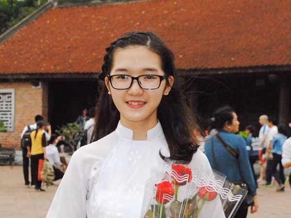 Năm lớp 11, do thường xuyên có mặt trong Top 3 học sinh có điểm thi môn Lịch sử cao nhất nên Thảo Uyên được lựa chọn và đội tuyển thi Học sinh giỏi quốc gia cùng các anh, chị lớp 12. Dù là em út trong đội tuyển nhưng bằng khả năng, những kiến thức của mình, Thảo Uyên đã tạo ra bất ngờ khi giành giải nhất cuộc thi này. Không chỉ tạo ra được một nét ấn tượng trong học bạ mà bản thân Thảo Uyên trở thành niềm tự hào của gia đình, bạn bè và cả các thầy cô đã từng giảng dạy cho cô. Ảnh: Vietnam+.