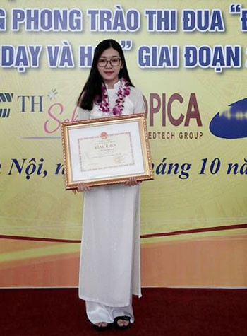 Không chỉ xinh xắn, dịu dàng được nhiều bạn bè, thầy cô yêu mến... cô nữ sinh Bắc Giang tên Nguyễn Phan Thảo Uyên còn dễ khiến người khác trầm trồ bởi thành tích học tập siêu "khủng" của mình, đặc biệt là với môn Lịch sử. Đang là học sinh lớp 12 lớp chuyên Sử, Địa của trường THPT chuyên Bắc Giang, tỉnh Bắc Giang, nhưng từ hơn một năm trước, Thảo Uyên nổi tiếng cả trong lẫn ngoài trường học của mình khi giành giải nhất kỳ thi Học sinh giỏi quốc gia môn Lịch sử. Ảnh: NVCC.