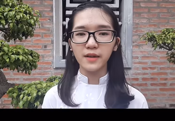 Hiện tại Thảo Uyên cũng đang rất tập trung để chuẩn bị cho kỳ thi THPT quốc gia năm tới. Được biết cô nữ sinh Bắc Giang xinh đẹp này có dự định thi vào Học viện An ninh nhân dân theo mong muốn của gia đình. Ảnh: Thiếu Niên.