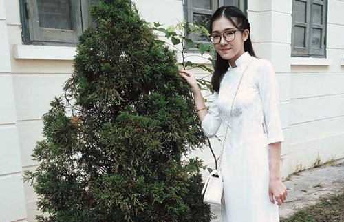 Lịch sử vốn là một môn học rất khó và thực sự dễ tạo ra ác cảm cho các bạn học sinh hiện nay. Nhưng đối với Thảo Uyên, môn Lịch sử giống như một niềm đam mê, một môn học cực kỳ thú vị khi mang đến nhiều hiểu biết về quá khứ, tăng vốn sống và những kiến thức liên quan đến những cột mốc quan trọng trước đây của quê hương, đất nước và cả trên khắp thế giới. Thảo Uyên đến với môn Lịch sử cũng rất tình cờ nhưng những gì cô bạn thể hiện và những thành tích cô có được suốt thời gian qua xứng đáng được cả những người đã theo đuổi, nghiên cứu chuyên sâu về môn học này cũng phải khâm phục. Ảnh: NVCC.