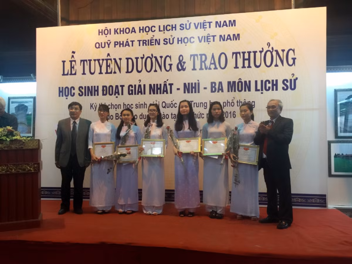 Được biết tại lễ tuyên dương nhà giáo và học sinh tiêu biểu năm 2015-2016 do Bộ Giáo dục và Đào tạo tổ chức ngày 19/10, Nguyễn Phan Thảo Uyên là một trong 250 đại biểu được vinh danh. Trước đó vào tháng 4/2016, với thành tích cao nhất tại kỳ thi Học sinh giỏi quốc gia môn Lịch sử, Thảo Uyên cũng được tham dự lễ tuyên dương và trao thưởng của Quỹ Phát triển Sử học Việt Nam. Năm nay, bên cạnh việc tuyên dương và trao thưởng cho các bạn học sinh giỏi quốc gia, Quỹ Phát triển Sử học Việt Nam trao học bổng cho sinh viên ngành Sử thuộc các trường đại học trong cả nước, hỗ trợ tổ chức xuất bản một số công trình Sử học có giá trị cao và hội thảo khoa học. Ảnh: Thiếu Niên.