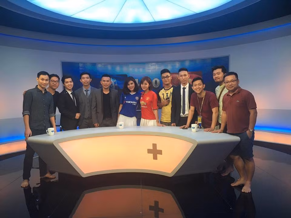 Dù đã làm tốt nhiệm vụ bình luận của mình nhưng hot girl Tú Linh không chỉ phải chịu nỗi buồn thua trận mà còn chịu thêm nhiều rắc rối khác đến từ các fan MU Việt Nam. "Quỷ đỏ" thua trắng 4 bàn không gỡ khi gặp Chelsea, trước đó cũng là một chuỗi các trận đấu không mấy ấn tượng, dàn sao trăm triệu bảng cũng thi đấu rất phập phù... và trong con mắt nhiều fan MU Việt Nam, Tú Linh cũng là một phần nguyên nhân dẫn đến tình trạng này.