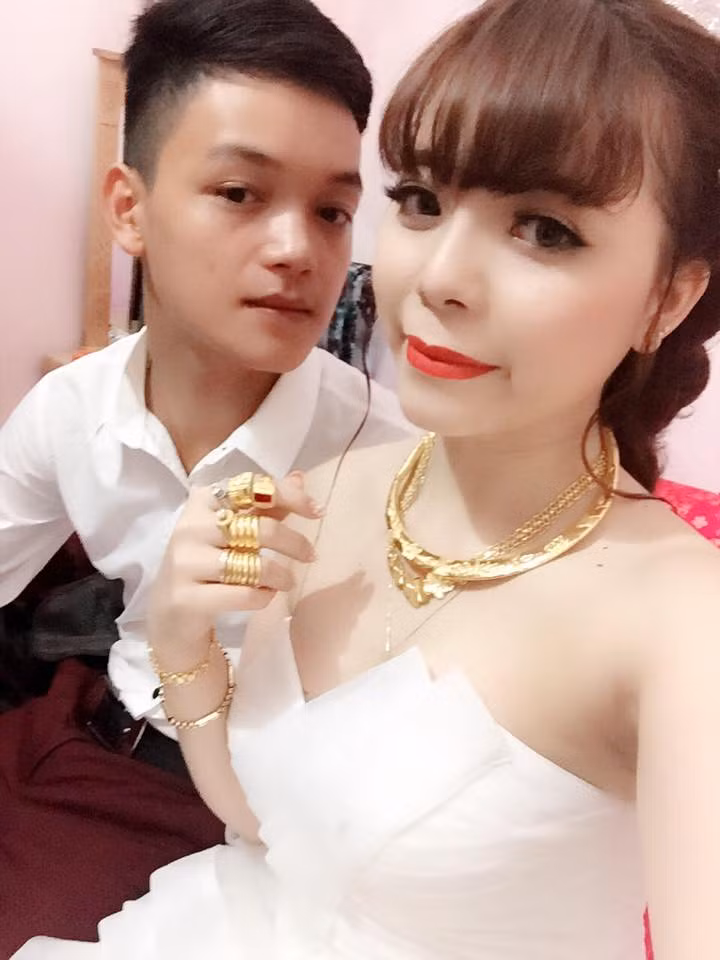 Là một người phụ nữ hiện đại, Minh Huyền độc lập về kinh tế và có sự nghiệp kinh doanh riêng. Vậy nên chồng cô rất nể và coi trọng vợ, cuộc sống hôn nhân của họ cũng không gặp nhiều sóng gió vì gánh nặng cơm áo gạo tiền.