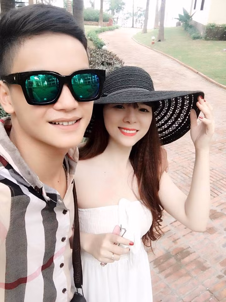 Cuộc hôn nhân của họ được ươm mầm sau 1 năm yêu đương mặn nồng, kể cả khi kết hôn, Tùng Lâm vẫn thể hiện tình yêu bằng những hành động đơn giản giúp vợ như: nấu cơm, giặt giũ quần áo, chỉ cần vợ kêu đói, bất kể đang bận công việc gì Tùng Lâm đều sẵn sàng bỏ đó để về nhà nấu nướng cho vợ ăn. Có thể thấy, Minh Huyền rất may mắn khi lấy được ông chồng "xịn nhất quả đất" mà nhiều chị em phải ao ước.