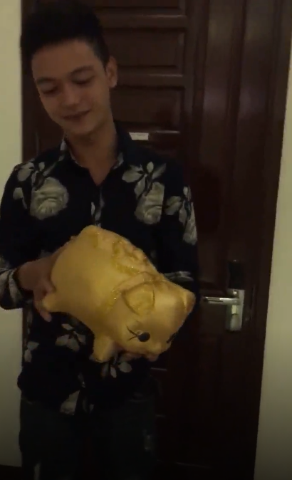 Tiết lộ về lý do tặng vợ món quà có giá trị rất lớn trong ngày 20/10, Tùng Lâm thật thà cho hay, vì vợ anh vất vả bán hàng cả ngày không có thời gian nghỉ ngơi, 20/10 anh chẳng biết mua gì cho vợ, đành rút 200 triệu số tiền tiết kiệm trong thẻ để thể hiện tình yêu của mình. Không lựa chọn cách đưa trực tiếp vì thiếu tế nhị, vậy nên Tùng Lâm bỏ toàn bộ số tiền vào trong lợn để làm vợ bất ngờ.