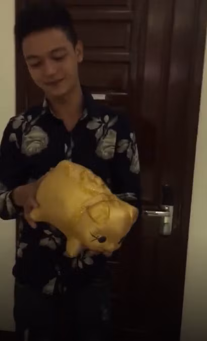 Tiết lộ về lý do tặng vợ món quà có giá trị rất lớn trong ngày 20/10, Tùng Lâm thật thà cho hay, vì vợ anh vất vả bán hàng cả ngày không có thời gian nghỉ ngơi, 20/10 anh chẳng biết mua gì cho vợ, đành rút 200 triệu số tiền tiết kiệm trong thẻ để thể hiện tình yêu của mình. Không lựa chọn cách đưa trực tiếp vì thiếu tế nhị, vậy nên Tùng Lâm bỏ toàn bộ số tiền vào trong lợn để làm vợ bất ngờ.