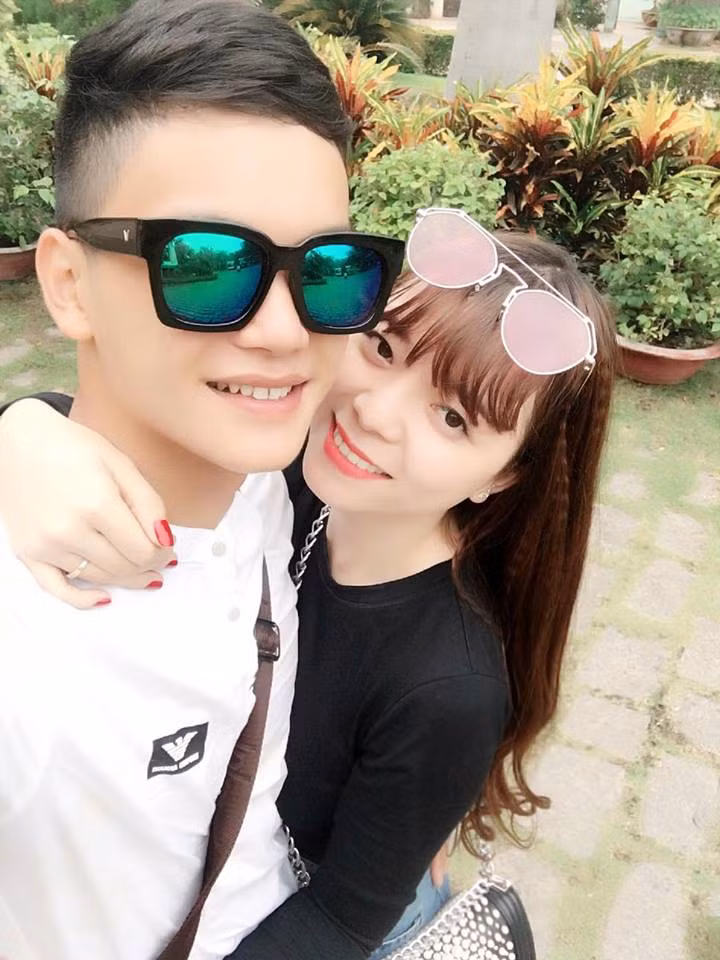 Nhận được món quà từ chồng, Minh Huyền vô cùng hạnh phúc, ngay sau đó cô đã đăng tải clip chồng đập lợn đất lên trang cá nhân và nhận được hàng trăm bình luận chúc mừng của bạn bè, người thân. Khi biết số tiền đó là do Tùng Lâm tiết kiệm chi tiêu thường ngày cô lại càng xúc động hơn. Cô vợ 9X tâm sự, chồng mình vốn không phải là người lãng mạn nhưng cực kỳ thương và yêu chiều vợ.