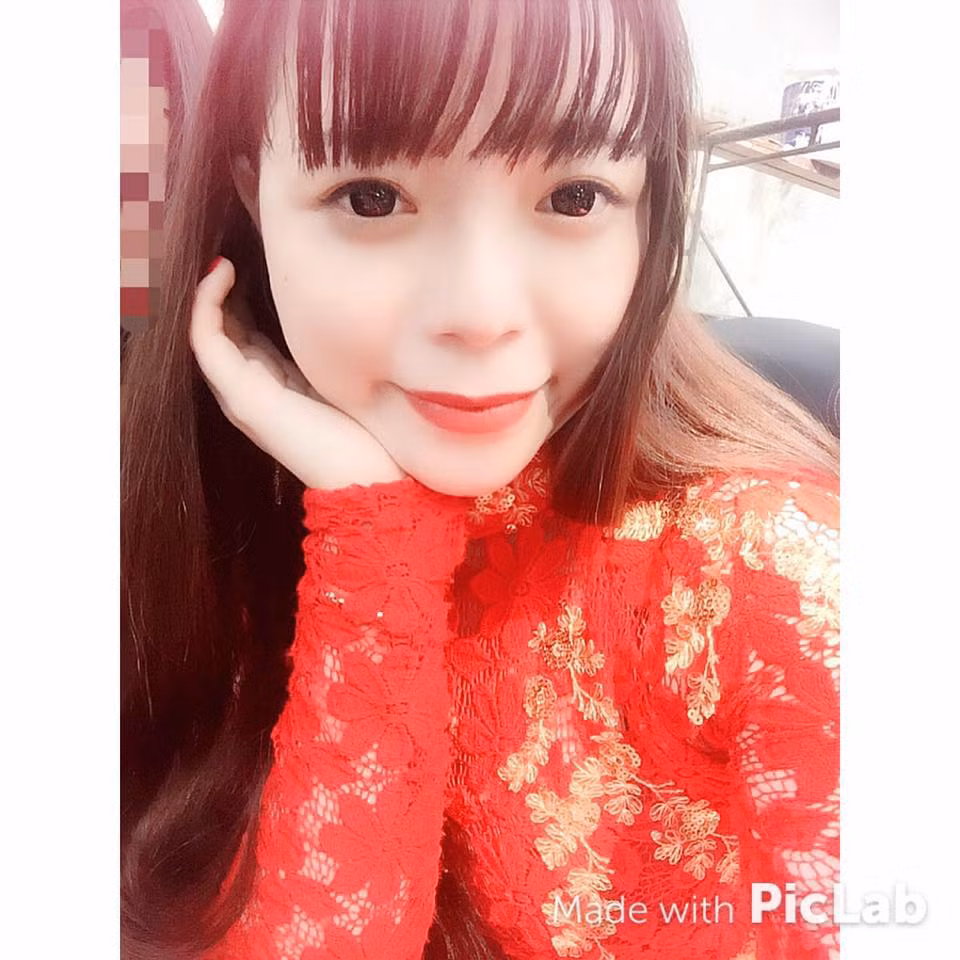 Dù công việc kinh doanh bận rộn nhưng Minh Huyền không quên dành thời gian chăm sóc bản thân. Cô sở hữu nhan sắc xinh đẹp, nước da trắng mịn chẳng thua kém gì hot girl.