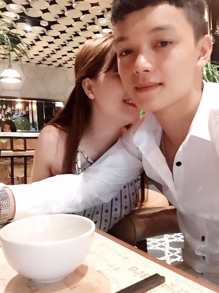 Liên quan đến câu chuyện đập lợn đất tặng vợ nhân dịp 20/10 của Tùng Lâm, không ít người đã có những lời lẽ không hay và cho rằng đôi vợ chồng cố tình "sống ảo" trên mạng xã hội. Tùng Lâm và Minh Huyền cho biết, họ khá buồn khi nghe được những điều đó, tuy nhiên cả hai đều mong mọi người suy nghĩ mọi việc đơn giản hơn về clip. Giá trị số tiền trong lợn không đáng là bao, quan trọng nhất là tình cảm Tùng Lâm muốn gửi cho vợ, họ chia sẻ trên trang cá nhân chỉ với mục đích đăng cho vui, không hi vọng được nổi tiếng. Ảnh trong bài: Facebook nhân vật.