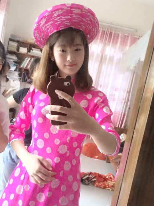 Trong bức ảnh đang được dân mạng lan truyền, dù được chụp với góc chính diện, rất đơn giản nhưng Tạ Như đã tạo ra một ấn tượng mạnh mẽ với khuôn mặt xinh xắn, dễ thương. Thậm chí có dân mạng còn nhận xét rằng khuôn mặt của Tạ Như thực sự "gây nghiện" khiến nhiều chàng trai muốn "ngắm mãi không thôi". Và không chỉ có bức ảnh đó, trên trang cá nhân của Tạ Như còn khá nhiều tấm hình "tự sướng" - nơi cô nàng sinh năm 1997 liên tục khoe vẻ đẹp giản dị nhưng không kém phần lôi cuốn của mình.