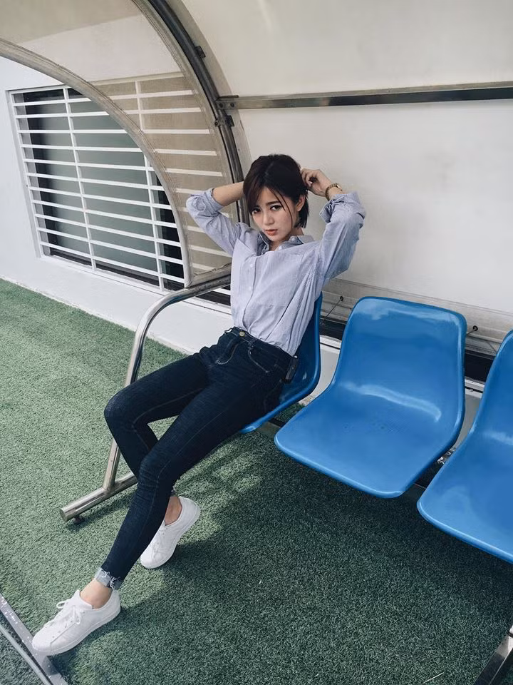 Nguyễn Tú Linh hay còn được biết đến với biệt danh "hot girl fan MU", nổi lên sau khi những bức ảnh chụp cô thời còn là du học sinh ở Pháp được lan truyền trên mạng. Tiết lộ bản thân là một fan "cứng" của MU, Tú Linh càng được nhiều người biết đến hơn. Cô cũng đã chứng minh được tình yêu đội bóng, cùng những sự hiểu biết, kiến thức sâu rộng của mình trong vai trò là một bình luận viên, khách mời trong các chương trình bình luận Ngoại hạng Anh của truyền hình K+.