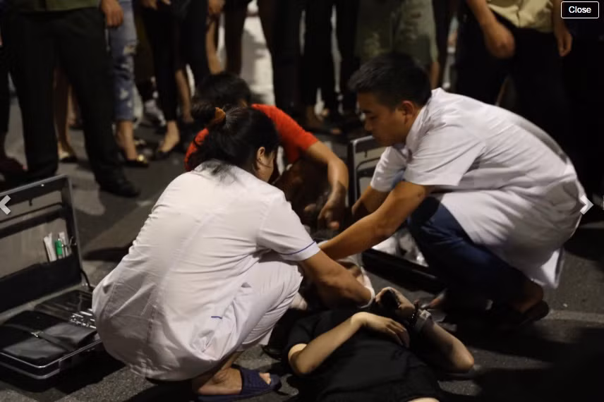 Khoảng vài phút sau cú ngã, cô gái dần tỉnh lại. Nhưng do lo sợ chấn thương vùng đầu khi ngồi dậy có thể nguy hiểm đến tính mạng nên mọi người ở hiện trường đều đồng ý với phương án để cô nằm yên đợi đội phản Phản Ứng Nhanh CAQ Hoàn Kiếm đến xử lý. Do đã tỉnh hơn một chút nên cô gái trẻ bị ngã lấy điện thoại gọi điện về nhà để báo cho người thân đến hỗ trợ. Bức ảnh được lan truyền trên các fanpage nổi tiếng được chụp đúng khoảnh khắc này và nó đã vô tình khiến cô gái trẻ bị chỉ trích, "ném đá" không thương tiếc. Ảnh: Quyết Thắng.