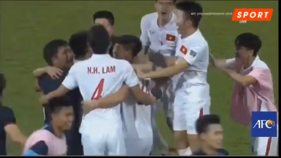 Các cầu thủ, ban huấn luyện U19 Việt Nam vỡ òa cảm xúc khi tiếng còi kết thúc trận đấu vang lên. Ảnh chụp màn hình.