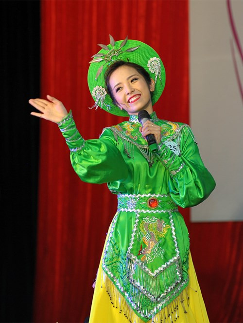 Trong vòng thi ứng xử, Minh Thu đã được hỏi làm cách nào để cân bằng giữa việc sử dụng Facebook và việc tiếp cận các mối quan hệ ngoài đời thực, cô bạn đã tự tin trả lời ngắn gọn và rất thông minh. Trong câu trả lời có đoạn: "Em không thể đánh giá việc sử dụng Facebook là tốt hay xấu, vì mỗi người truy cập mạng xã hội này với một mục đích khác nhau. Có người sử dụng facebook để thư giãn, có người dùng để tìm kiếm thông tin. Em nhận thấy mỗi sinh viên đều có rất nhiều mối quan hệ của riêng mình như gia đình, bạn bè, các CLB, các nhóm học". Ảnh: Tiền Phong.