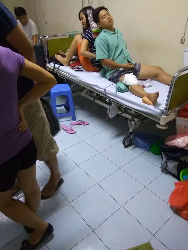 Người ta vẫn bảo hôn nhân là nấm mồ chôn tình yêu, khi ngày ngày báo chí, mạng xã hội cũng tràn lan những câu chuyện ngoại tình, đánh ghen rầm rộ nhưng dù là đàn ông hay phụ nữ hãy cứ nên tin rằng, trong cuộc sống này vẫn luôn tồn tại những cuộc hôn nhân sâu nặng, bền chặt, ngay cả khi bạn ốm đau bệnh tật vẫn còn có những người bạn đời đồng cam cộng khổ cùng bạn. Những hình ảnh đời thường giản dị thế thôi nhưng vô cùng trân quý, tiếp thêm động lực cho nhiều người có niềm tin vào cuộc sống hôn nhân, hơn thế nữa nó cũng giúp mọi người nhận ra rằng, chúng ta nên quý trọng và yêu thương hơn nữa cho những người thân xung quanh mình.