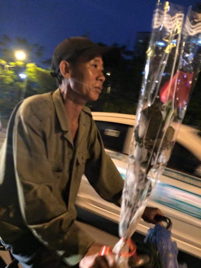 Được biết, người đàn ông sáng nhất 20/10 lần này năm nay đã 50 tuổi, tên là Đặng Phương Đoan, chú Đoan làm nghề chở đồ thuê ở Hà Nội khoảng 30 năm nay. Tuy gia đình không mấy dư giả nhưng năm nào đến dịp lễ chú Đoan cũng mua quà tặng riêng cho vợ, năm thì thẻ điện thoại, năm thì vịt quay. Năm nay, chú Đoan mua cho vợ bông hoa hồng với trị giá 10 nghìn đồng. Ảnh: Hồng Phú.