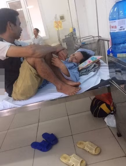 "Thế bây giờ em bị tai nạn như thế này, vừa xấu vừa vô dụng anh có bỏ em theo cô nào không đấy?". Người chồng đáp lời "Ở giữa một rừng hoa, anh đã chọn bông hoa đẹp nhất lấy về làm vợ rồi còn hoa nào nữa mà để ý. Từ giờ cho đến suốt đời cũng không bao giờ hối hận!". Vừa trò chuyện họ vừa nắm tay nhau âu yếm như vợ chồng son khiến người xung quanh tủm tỉm cười vì ngưỡng mộ. Thế mới biết, điều mà phụ nữ cần không phải là thứ gì đó quá xa xỉ, chỉ cần những khi ốm đau, bệnh tật, bên cạnh họ vẫn có 1 người đàn ông yêu thương và quan tâm hết lòng, thế là đã trọn vẹn cho 2 từ hạnh phúc.