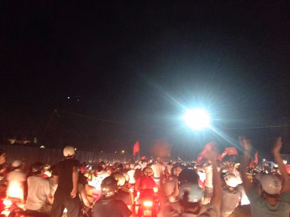 Người dân thủ đô đổ xuống đường ăn mừng chiến thắng lịch sử của ĐT U19 Việt Nam ngay trong đêm. Ảnh minh họa: Thành viên Otofun.