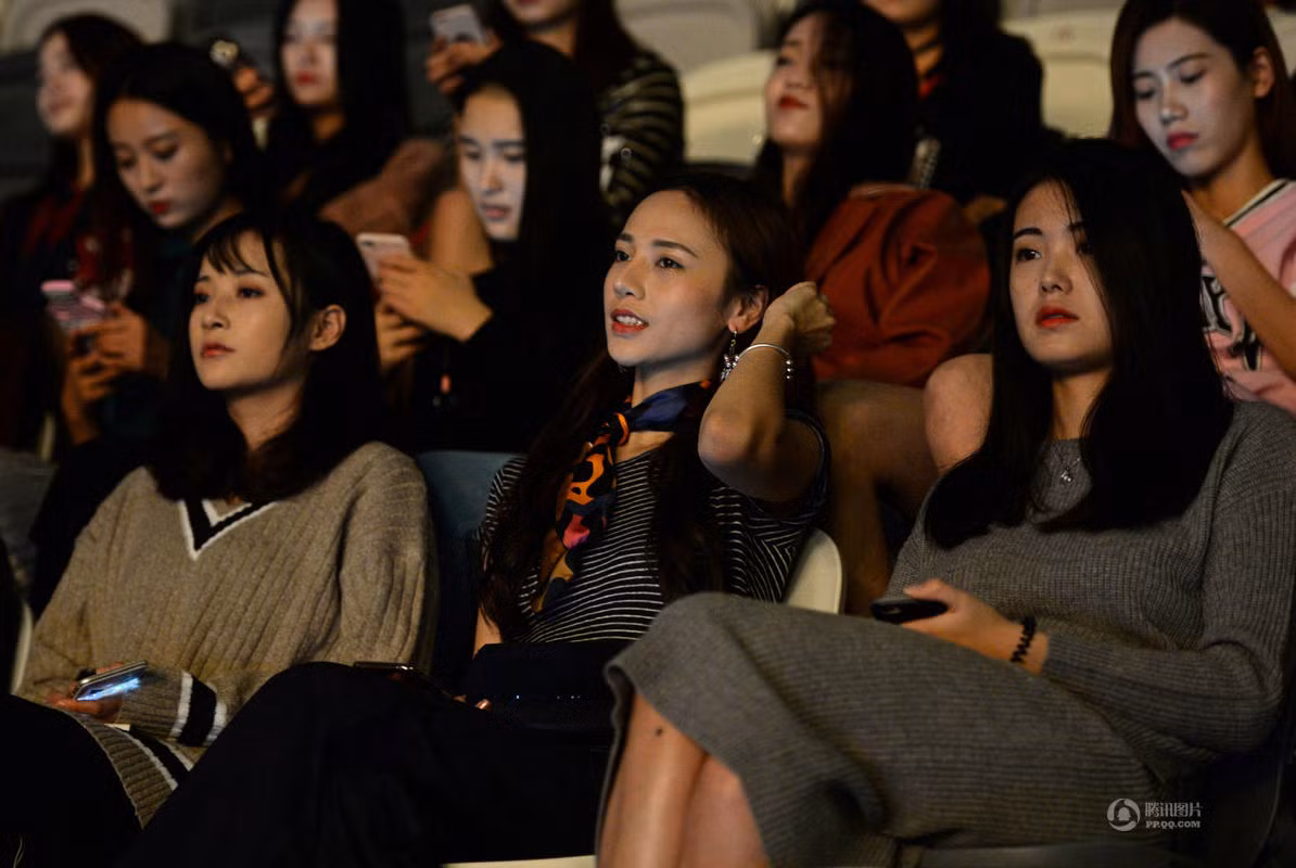 Dám nghĩ, dám làm! Nữ dược sĩ 9X quyết định bỏ nghề truyền thống của gia đình để sang Trung Quốc với khoản kinh phí ít ỏi và đặc biệt là bản thân Thu còn không biết nổi một chữ Trung Quốc nào. Theo mô tả của trang mạng QQ, khoảng thời gian đầu mới đến Thượng Hải, bơ vơ nơi đất khách quê người thực sự vô cùng khó khăn. Thời gian đó cô gái Việt Nam xinh đẹp phải chật vật kiếm sống từng ngày bằng công việc người mẫu ảnh tự do, không có công ty quản lý, mỗi ngày chỉ kiếm được khoảng 150 tệ (tương đương khoảng 500 nghìn đồng). Ảnh: QQ.