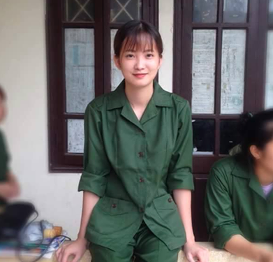 Hôm 28/12, nhiều cư dân mạng Việt đã tỏ ra rất thích thú sau khi xem bức ảnh chụp một nữ sinh xinh đẹp trong bộ đồ tập quân sự được chia sẻ trên một số fanpage, diễn đàn nổi tiếng, có số lượng thành viên lớn. Với dòng mô tả: "Con gái đẹp nhất khi mặc màu áo xanh", bức ảnh nhanh chóng có được trên 3 nghìn lượt thích cùng hàng trăm lượt chia sẻ và bình luận của dân mạng Việt. Và như một thói quen, sau khi like ảnh dân mạng tiếp tục tìm kiếm trang cá nhân của cô gái trong ảnh để được ngắm nghía thêm nhan sắc.