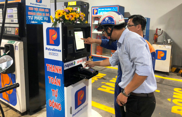 Khách hàng tự tay điều khiển lệnh bơm xuất xăng dầu và thanh toán tiền mua hàng thông qua màn hình cảm ứng được lắp đặt ngay tại các trụ bơm xăng dầu.
