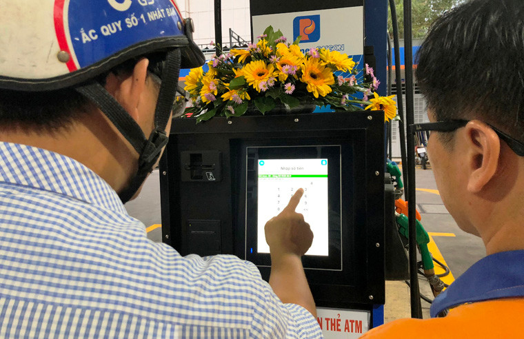 Khách hàng có thể thanh toán ngay bằng thẻ ATM nội địa (Napas) hoặc thẻ xăng dầu Flexicard của Petrolimex.