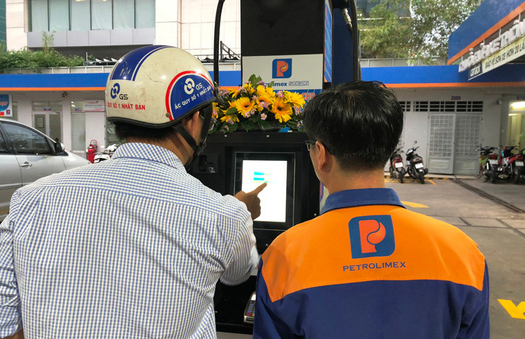 Theo đó, khách hàng có thể tự thực hiện các thao tác như chọn đổ xăng dầu theo mệnh giá tiền, theo lít, loại xăng, tự thanh toán tiền bằng hình thức cà thẻ và tự tay đổ xăng vào xe của mình.