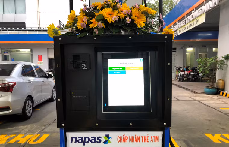Đại diện các cửa hàng cho biết sau 15 ngày triển khai thí điểm, nhiều khách hàng đã tìm hiểu và tự sử dụng dịch vụ thanh toán tiền tự động này.