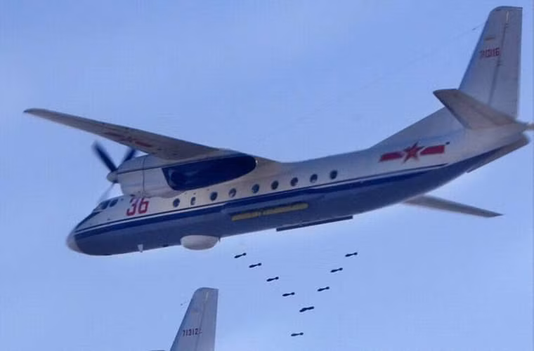 Mới đây, trang mạng Sina đăng tải một số hình ảnh cho thấy các máy bay vận tải Y-7 sơn phù hiệu Không quân Trung Quốc đang thả bom nhỏ từ 2 khoang bom sườn máy bay.