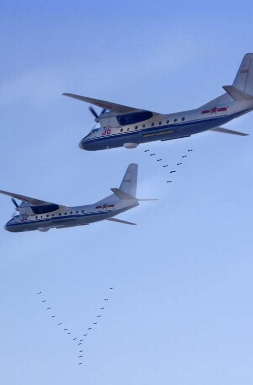 Tưởng như đây có thể là giải pháp kĩ thuật mới của Trung Quốc biến máy bay vận tải thành ném bom. Tuy nhiên, theo các nguồn tin thì đây chỉ là hoạt động huấn luyện phi công lái máy bay ném bom bằng máy bay huấn luyện Tây An HYJ-7.