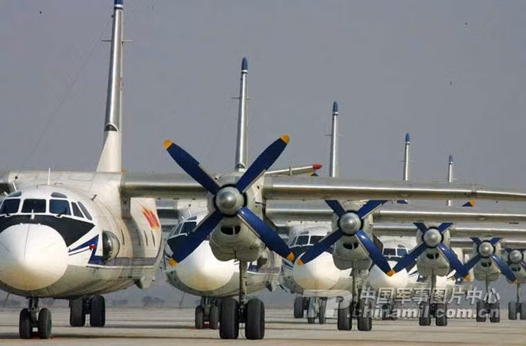 Nó được trang bị 2 động cơ cánh quạt WJ5A và một động cơ tuốc bin phản lực PY19A-300 cho tốc độ tối đa 503km/h, tầm bay đến 1.982km.