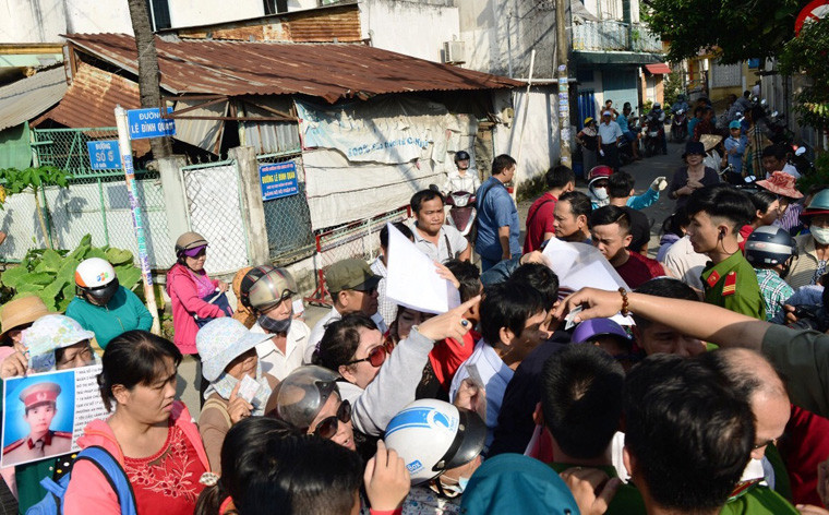 Tuy nhiên, chỉ một số hộ có giấy mời được vào trong, những người khác phải ở ngoài tạo nên cảnh tượng nhốn nháo.