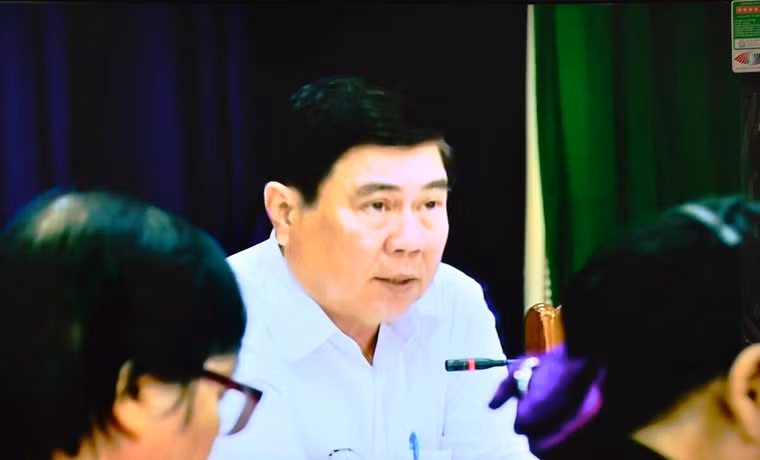 Chủ tịch Nguyễn Thành Phong đã mời Chủ tịch UBND quận 2 báo cáo về chính sách bồi thường hỗ trợ tái định cư và xin ý kiến để góp ý, tạo ra sự đồng thuận, để chính sách có lợi cho người dân.