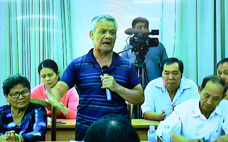 Ông Nguyễn Văn Thạch (người dân khu phố 1, P.Bình An, Q.2) ông là một trong những người dân về khu vực này sớm nhất, do vậy theo ông, cả khu phố này nằm hoàn toàn trong khu 4,3ha. Mang theo tấm bản đồ khu phố 1, ông Thạch chỉ từng lô, từng khu đất cho Chủ tịch Nguyễn Thành Phong và ông Nguyễn Hồng Điệp xem xét.