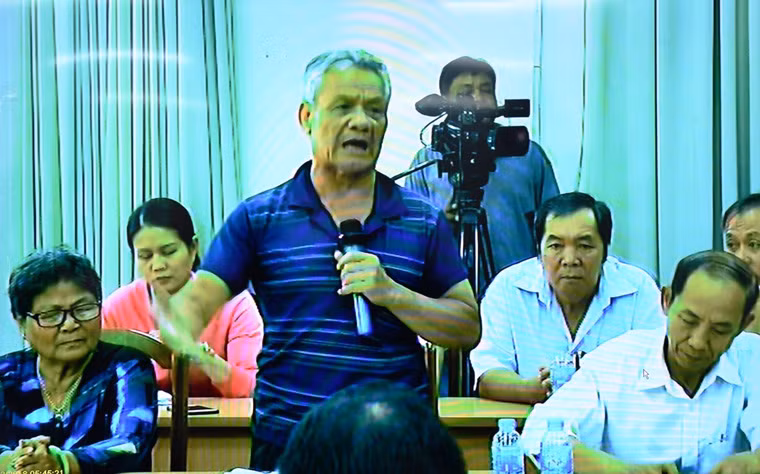 Ông Nguyễn Văn Thạch (người dân khu phố 1, P.Bình An, Q.2) ông là một trong những người dân về khu vực này sớm nhất, do vậy theo ông, cả khu phố này nằm hoàn toàn trong khu 4,3ha. Mang theo tấm bản đồ khu phố 1, ông Thạch chỉ từng lô, từng khu đất cho Chủ tịch Nguyễn Thành Phong và ông Nguyễn Hồng Điệp xem xét.