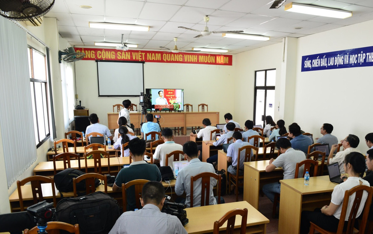 Khoảng 30 hộ dân Thủ Thiêm được mời vào bên trong phòng họp. Phóng viên được sắp xếp theo dõi buổi tiếp xúc qua màn hình ở một phòng khác.