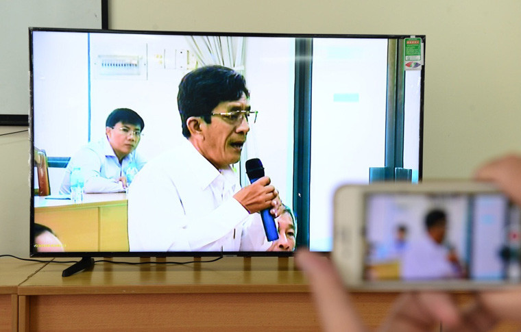 Người dân Thủ Thiêm phát biểu tại buổi tiếp xúc.