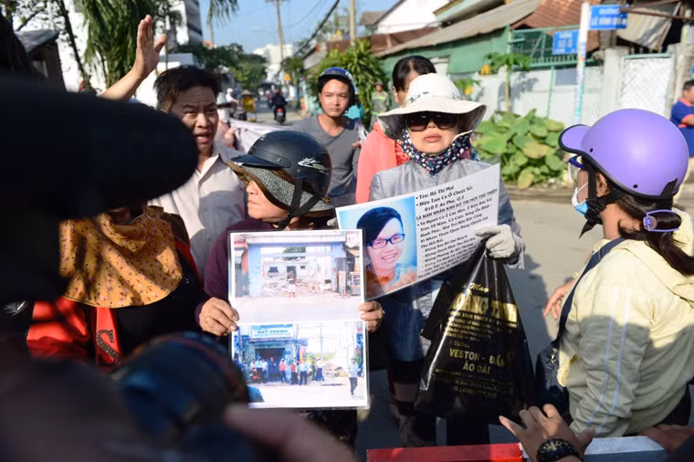 Một số hộ dân mang theo giấy tờ nhà, bản đồ, hình ảnh thu thập được trong nhiều năm cho các cán bộ và phóng viên ghi nhận. Trước đó, sáng 17/10, Bí thư Thành ủy TP.HCM Nguyễn Thiện Nhân đã tới tận nơi đại diện cử tri quận 2, trong đó có một hộ dân Thủ Thiêm sau tái định cư, kinh doanh tốt.