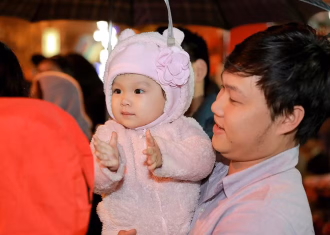 Các em nhỏ cũng được bố mẹ đưa đến đêm hội đường phố. 