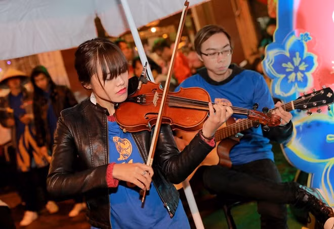 Nhiều nghệ sĩ đem đến sự êm đềm, lắng đọng trong bản hòa tấu Violin Guitar... độc đáo.