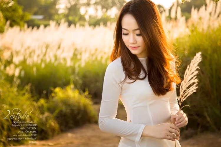 Sinh ra và lớn lên ở Lào nhưng Kệt Kê Sỏn lại sở hữu khuôn mang nhiều nét đẹp đậm chất Việt Nam. Cô nàng trông vừa thanh tú, sắc sảo vừa có chút dịu dàng, e ấp đặc trưng của những cô gái Việt trong tà áo dài.