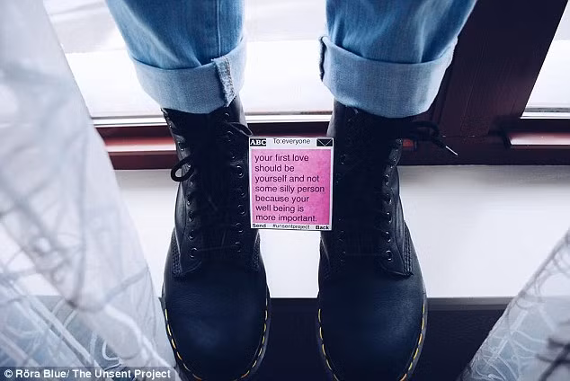 Chia tay mối tình đầu trong giằn vặt và đau khổ, Rora Blue đã biến những nỗi buồn thành 1 tác phẩm nghệ thuật đầy sáng tạo.