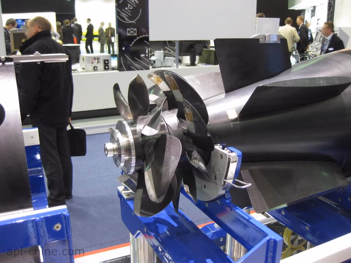 Cận cảnh bộ phận “chân vịt kép” của ngư lôi “cá mập đen” - hệ thống đẩy này được quảng cáo là đem lại tốc độ cao cho ngư lôi, nhưng giảm đáng kể tiếng ồn phát ra. Nghĩa là tàu ngầm đối phương sẽ khó phát hiện ra “cá mập đen” để tiến hành đối phó. Nguồn ảnh: Pinterest