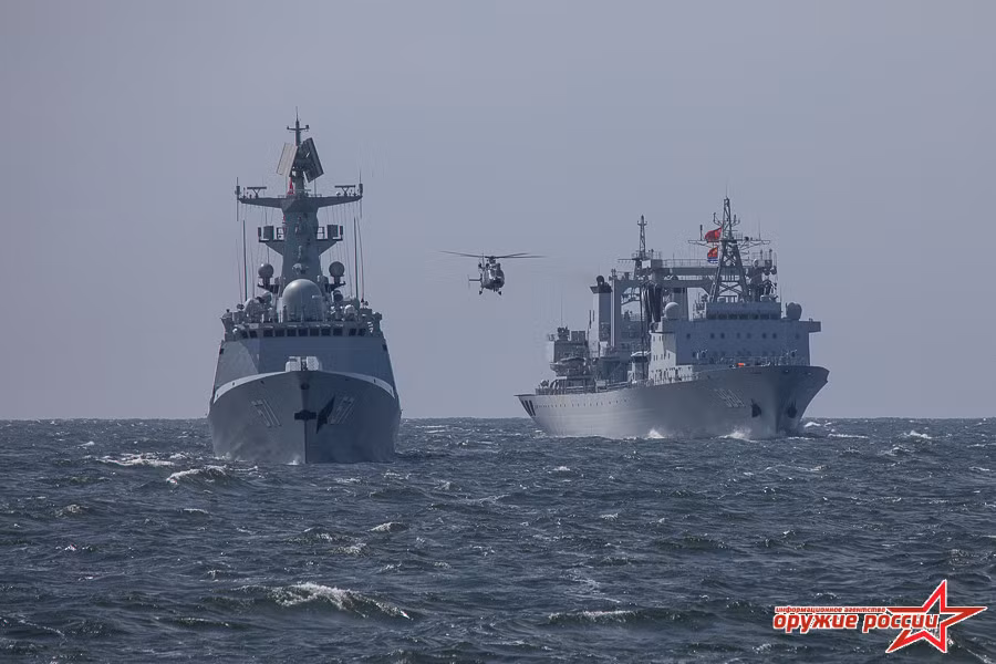 Phía Trung Quốc triển khai ba tàu hải quân khổng lồ gồm: tàu khu trục Hợp Phì; tàu hộ vệ Type 054A Yuncheng và tàu tiếp tế tổng hợp Luoma Lake. Về phía Nga triển khai các tàu hộ vệ 20380 Steregushchy và Boiky cùng các máy bay tiêm kích bom chiến thuật Sukhoi Su-24. Nguồn ảnh: Arms-Expo