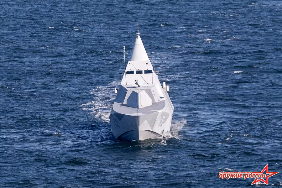 Hellsingbrog (K32) thuộc lớp tàu tàng hình Visby được thiết kế với những mặt cắt giảm tới 99% diện tích phản xạ sóng radar - khả năng bị phát hiện bởi các loại radar trên mặt biển rất thấp. Nguồn ảnh: Arms-Expo