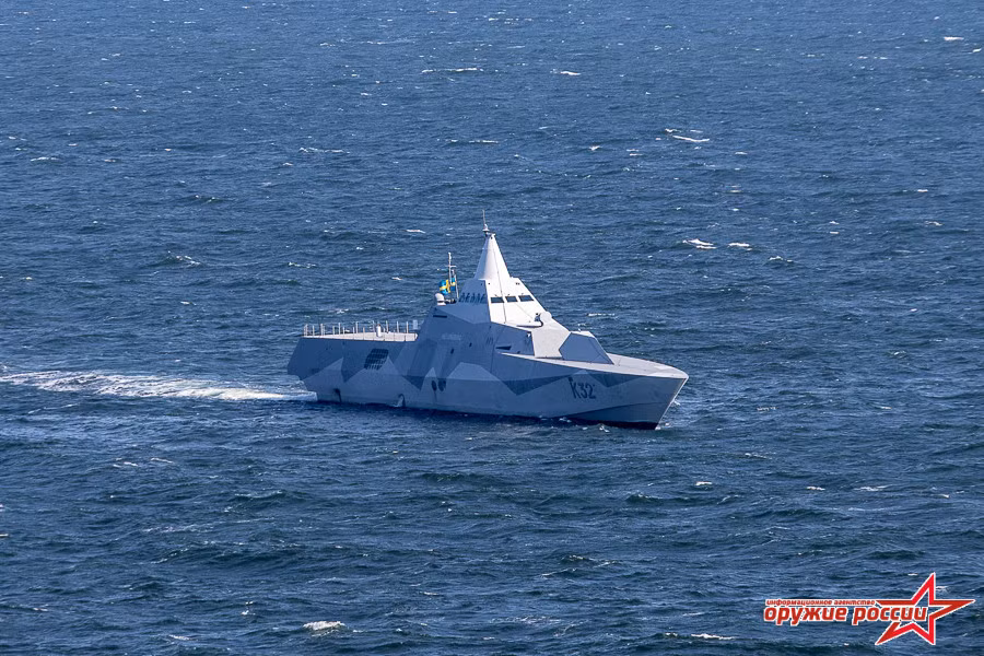 Đặc biệt, đội hình tàu chiến NATO đi “do thám” Nga-Trung còn có sự xuất hiện của tàu hộ vệ tàng hình hoàn hảo nhất thế giới - Helsingborg (K32) của Thụy Điển. Đây là một trong những chiếc tàu chiến chủ lực, tốt nhất của Hải quân Thụy Điển. Nguồn ảnh: Arms-Expo