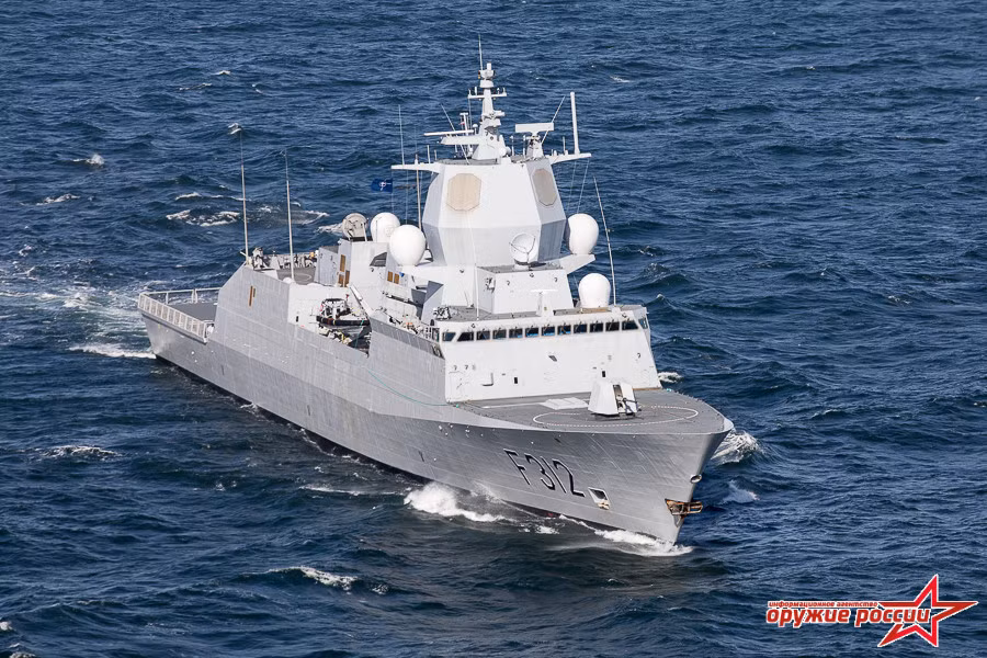 Theo Arms-Expo, các tàu hải quân NATO theo dõi tập trận gồm: tàu hộ vệ Otto Sverdrup (F312) của Nauy; tàu hộ vệ Helsingborg (K32) của Thụy Điển và tàu hậu cần Helmsand (Y862) của Hải quân Đức. Nguồn ảnh: Arms-Expo